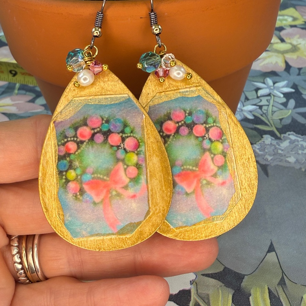 ⭐️Adorned Crown Jewelry assemblage Victorian Christmas wreath earrings - Picture 4 of 8